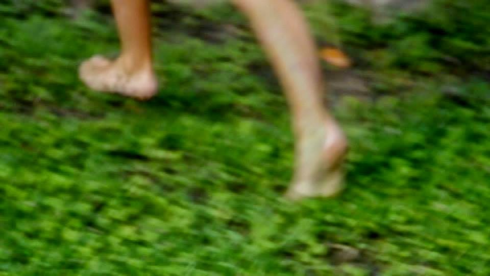 niño corriendo sobre el pasto fotograma de la pelicula correr de Zaida de Pedro