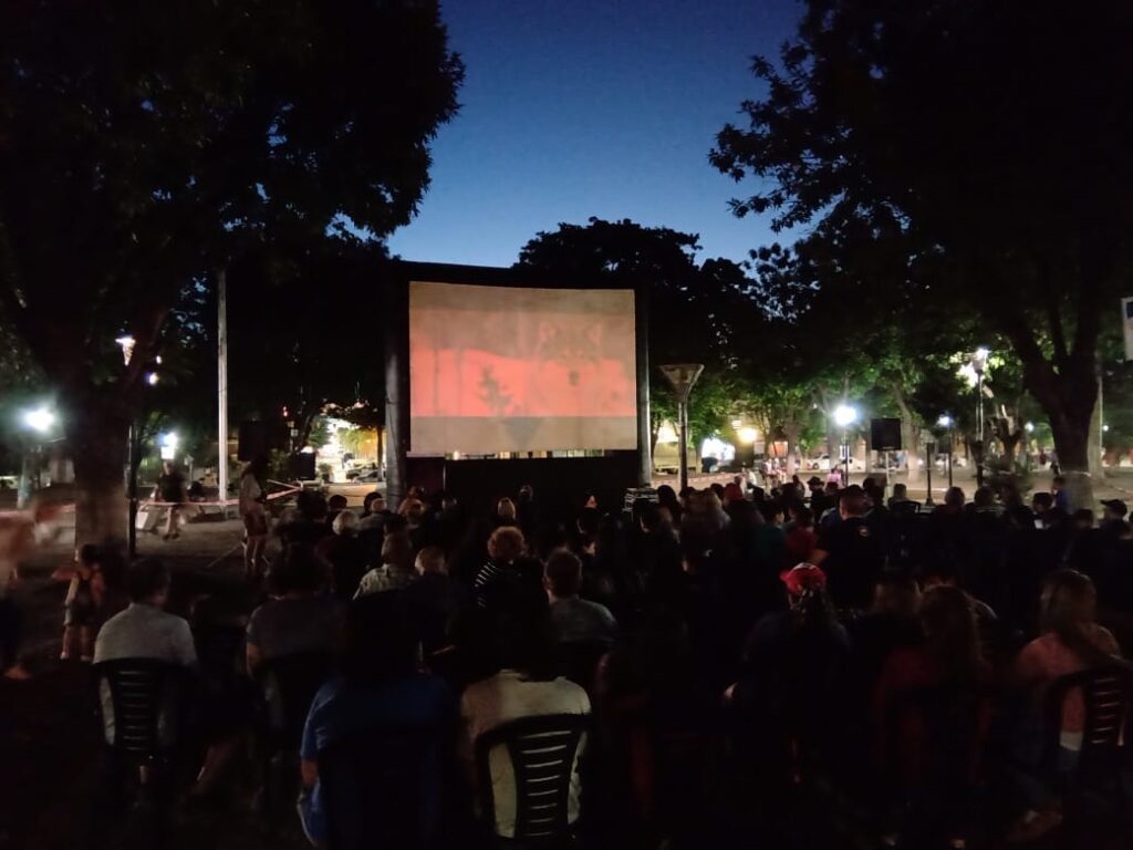 Publico en la plaza de Tapiales durante las proyecciones del festival de Cine 
